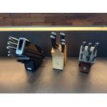 Drei Messersets stehen nebeneinander auf einer Küchenarbeitsplatte.