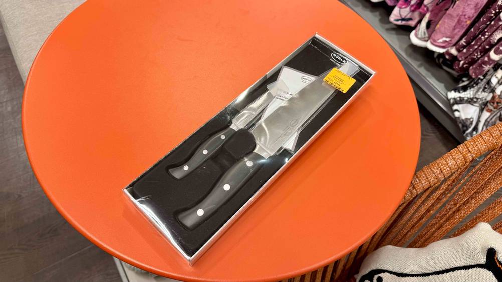 Getestet: Das Messerset auf einem orangenen Tisch liegend.