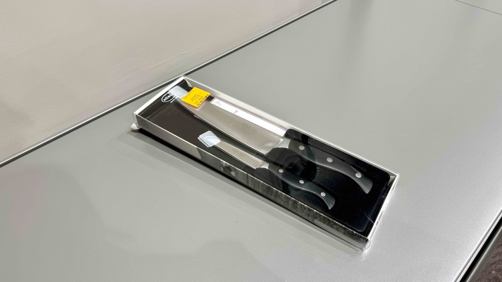 Messerset im Test: Das verpackte Set auf einer hellen Fläche liegend.