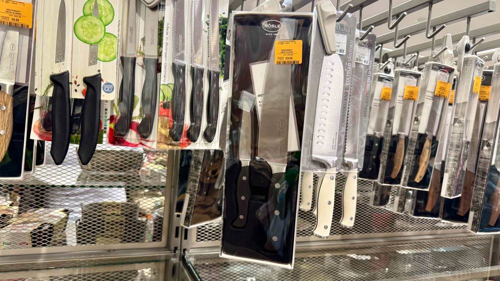 Das getestete Messerset hängt in einem Regal neben vielen anderen Messern.