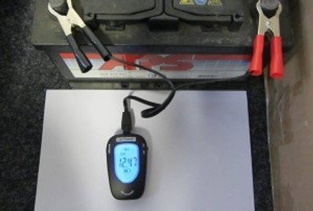 Messung einer Autobatterie