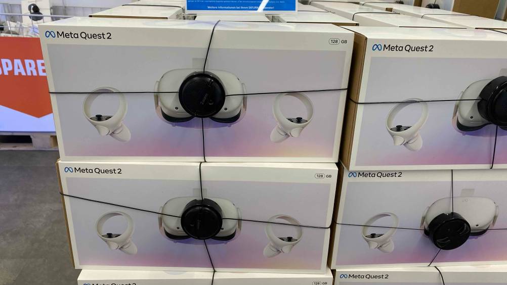 VR-Brille im Test: mehrere übereinander gestapelte Kartons von Meta Quest 2.