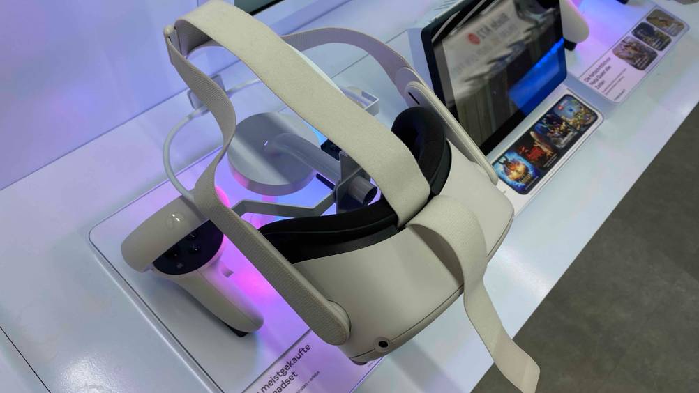 PS5-Spiele im Test: Eine VR-Brille auf einem Präsentierständer, von oben betrachtet.