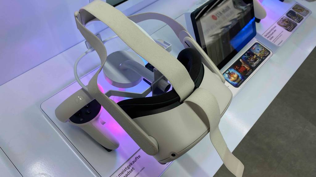 VR-Brille im Test: ein Gerät auf einem Präsentierständer, von oben betrachtet.
