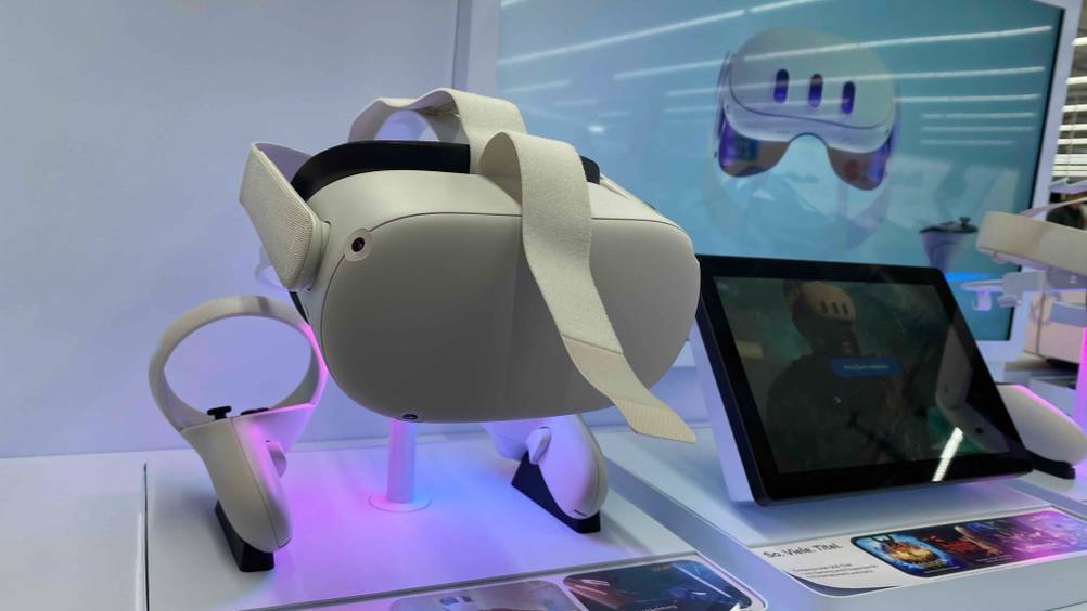 VR-Brille im Test: ein Gerät von Meta in Frontansicht auf einem Ständer.