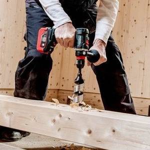 Bohren in Holz mit Akkuschrauber von Metabo