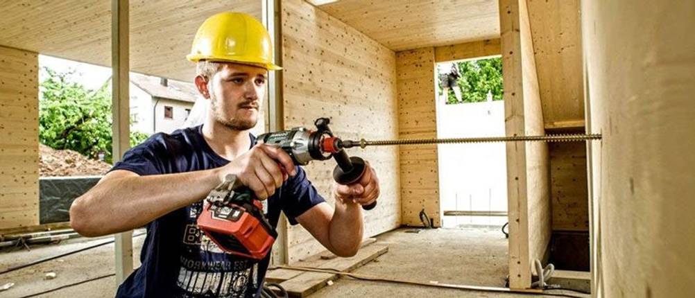 Ein besonders langer Bohrer ist in einem Akku-Bohrschraubre von Metabo eingesetzt.