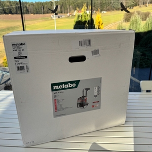 Der Karton des Metabo ASR 25 L SC steht auf einem Tisch