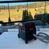 Der Metabo ASR 25 L SC steht mit der Bodendüse auf einem Tisch