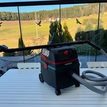 Der Metabo ASR 25 L SC steht mit der Bodendüse auf einem Tisch
