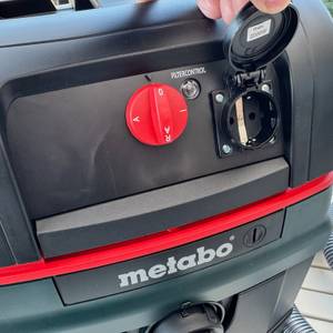 Der Steckdose am Metabo ASR 25 L SC wird geöffnet