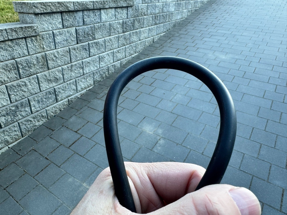 Eine Hand biegt ein Kabel des Metabo ASR 25 L SC