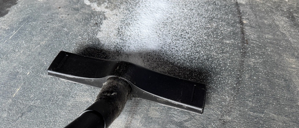 Der Metabo ASR 25 L SC beim Aufsaugen von Zucker