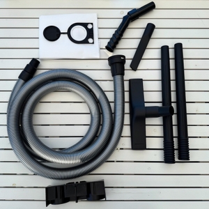 Das Zubehör des Metabo ASR 25 L SC liegt auf einem Tisch