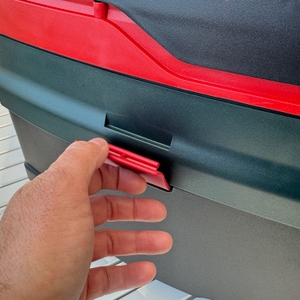 Eine Hand entriegelt den Deckel des Metabo ASR 25 L SC