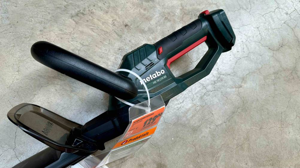 Metabo-Heckenschere getestet: Nahaufnahme des Griffes von der Seite mit Logo und Artilelbezeichnung.