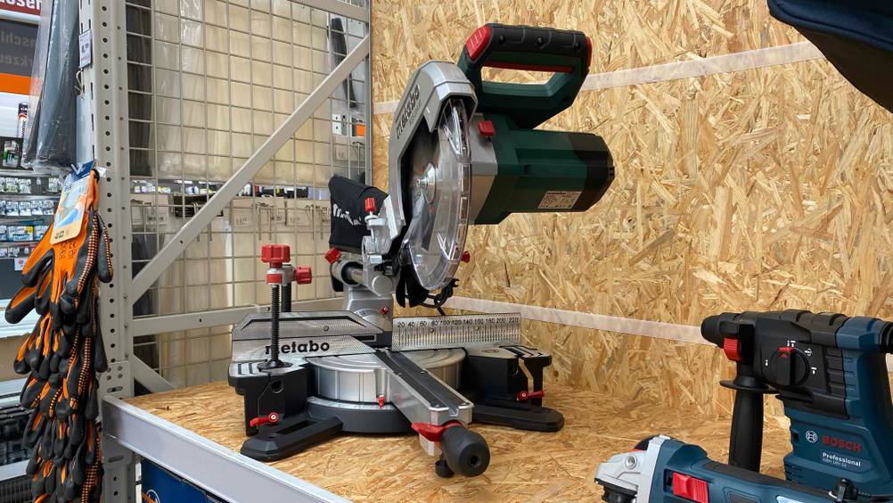 Metabo-Kappsäge getestet: Ein Gerät von vorne auf einem Regal in einem Baumarkt.