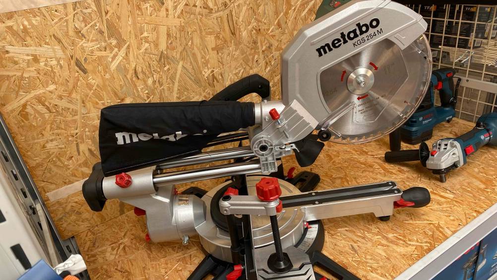 Getestet: Eine Metabo-Kappsäge von schräg seitlich auf einem Regal in einem Baumarkt.