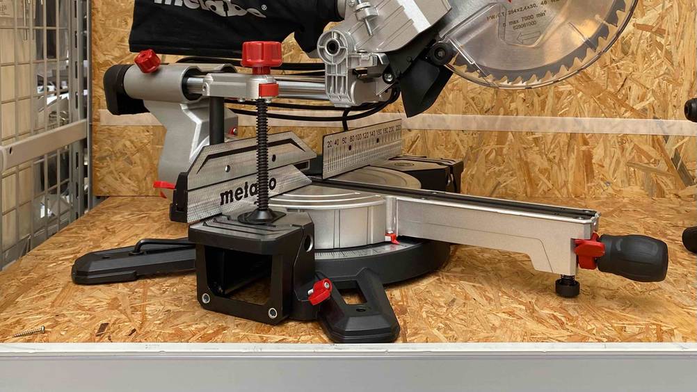 Nahaufnahme des Drehtellers einer getesteten Metabo-Kappsäge in einem Regal.
