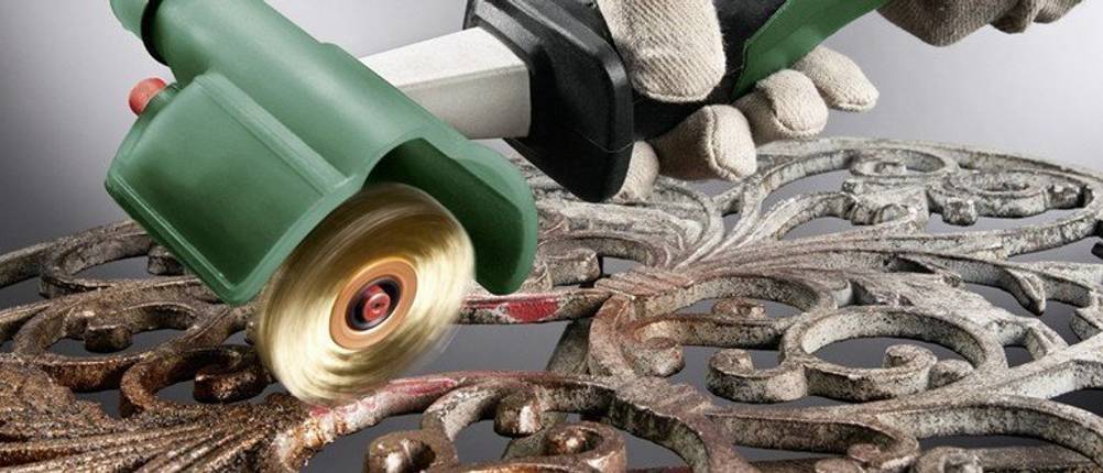 Schleifroller Bosch PRR 250 ES an einem Metall-Werkstück
