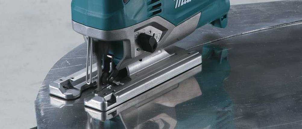 Stichsäge von Makita schneidet in Metall