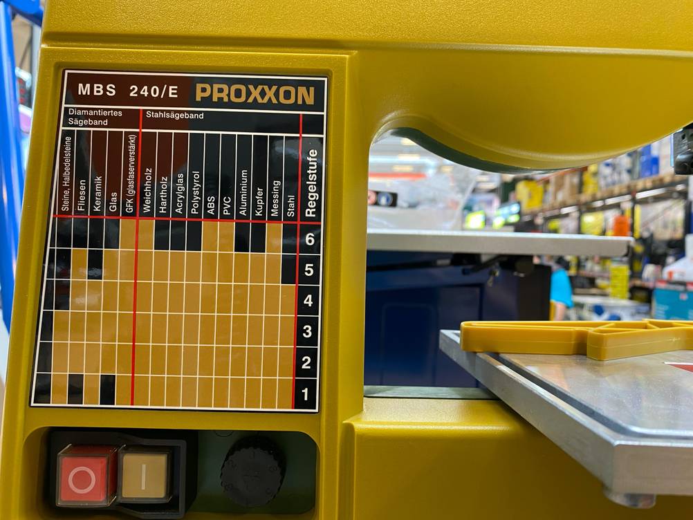 Nahaufnahme der Infografik für verschiedene Materialen einer getesteten Metallbandsäge.