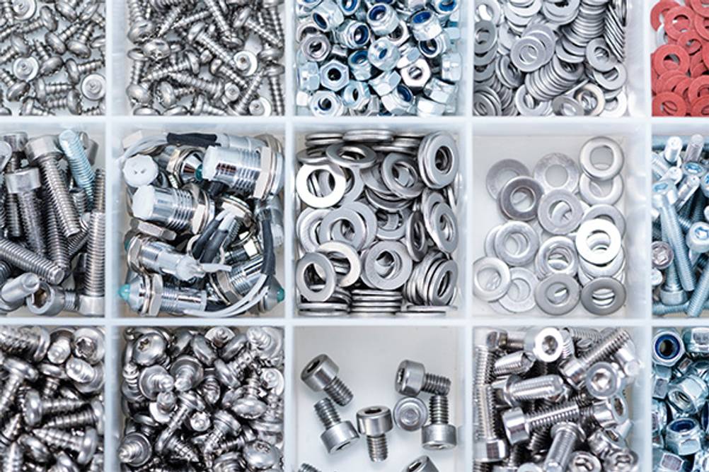 Metallbaukasten im Test: Der Blick in die einzelnen Fächer mit den Teilen im Baukasten.