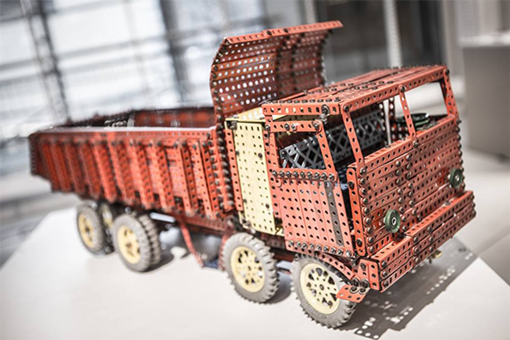 Metallbaukasten im Test: Ein LKW gebaut aus Teilen eines Metallbaukastens.