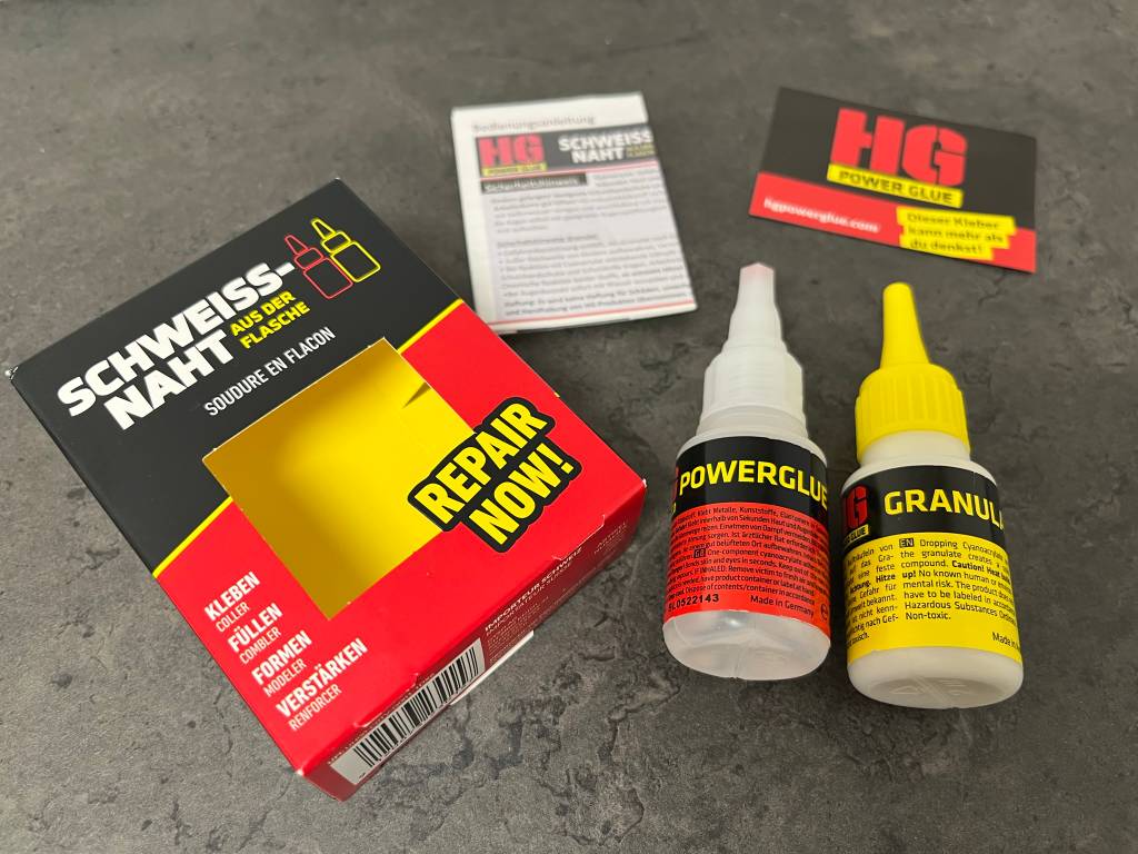 Metallkleber ausgepackt neben der Original-Verpackung