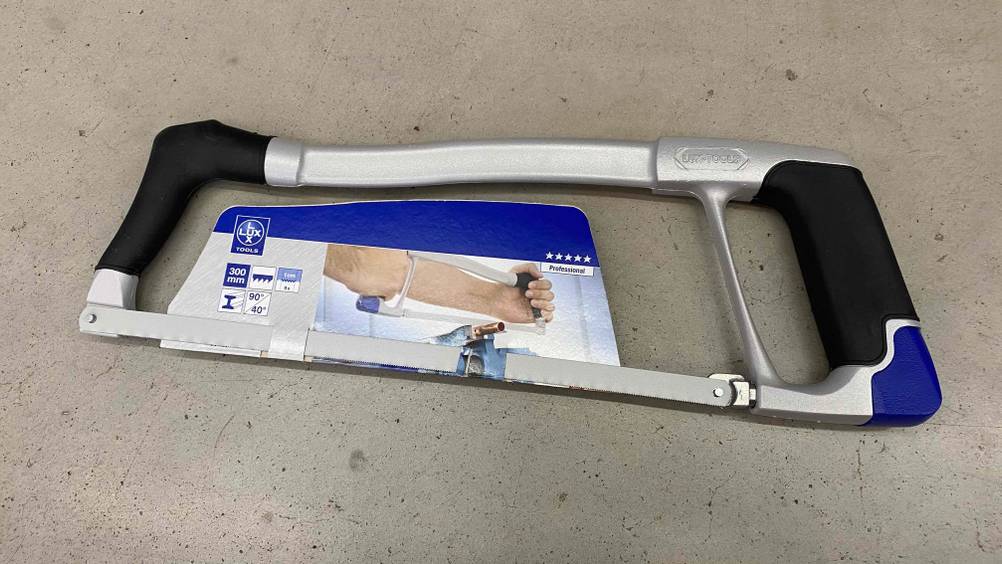 Eine getestete Metallsäge von oben auf einem Betonboden.