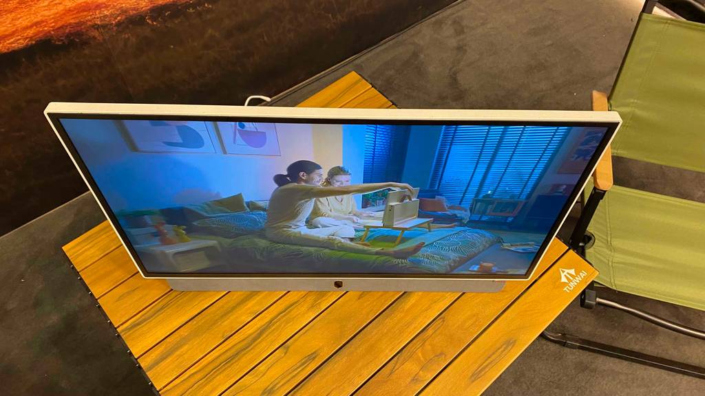 24-Zoll-Fernseher im Test: ein auf einem Holztisch stehendes Gerät von oben betrachtet.
