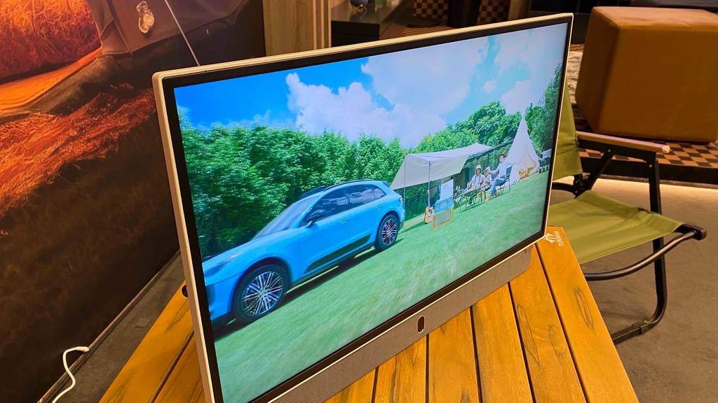 24-Zoll-Fernseher im Test: ein Gerät steht auf einem Holztisch.