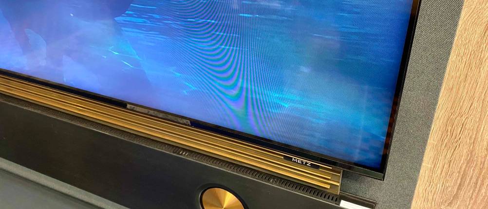 Die untere rechte Ecke des 75-Zoll-Fernsehern im Test ist zu sehen.