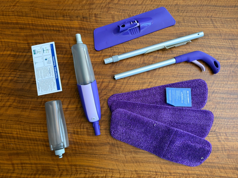 Der Lieferumfang vom Mexerris-Sprühwischer liegt auf einem Tisch.