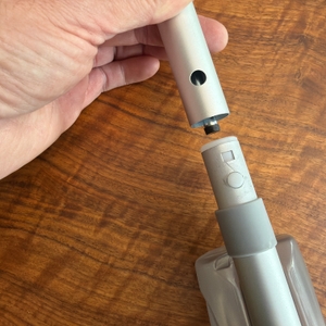 Der Griff wird am Mexerris-Sprühwischer befestigt.