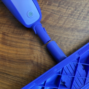 Die Bodenplatte liegt unbefestigt am Mexerris-Sprühwischer.