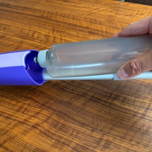 Ein Behälter mit Wasser wird in den Mexerris-Sprühwischer gelegt.