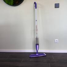 Der Mexerris-Sprühwischer steht vor einer grünen Wand.