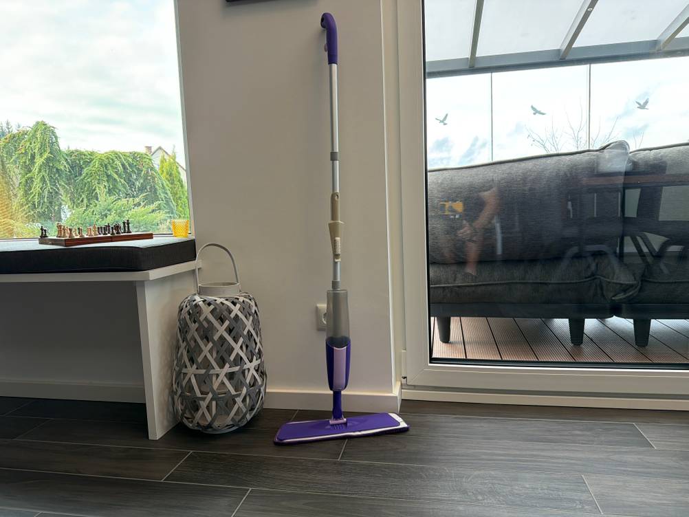 Der Mexerris-Sprühwischer steht auf einem Fliesenboden.