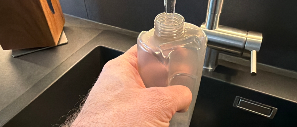 Wasser wird in einen Behälter vom Mexerris-Sprühwischer gefüllt