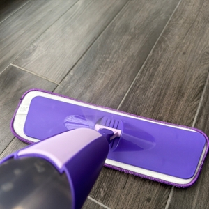 Der Mexerris-Sprühwischer wischt über einen Steinboden.