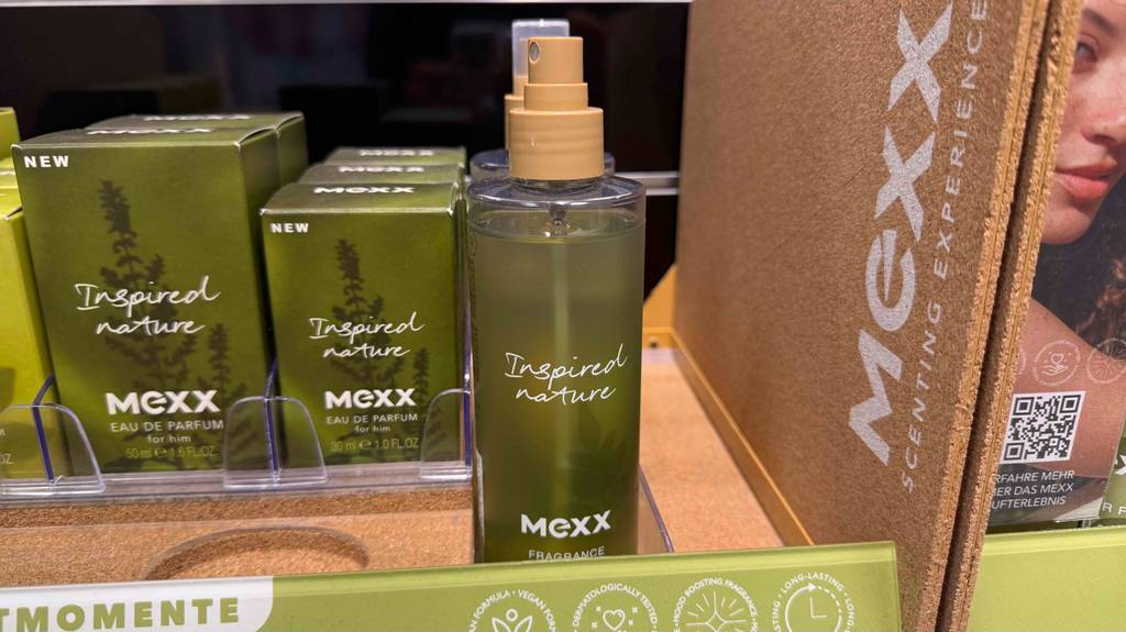Im Test: Körperspray der Marke Mexx steht in einem Regal neben Parfum.