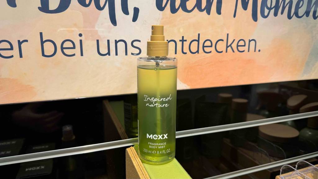 Getestet: Körperspray der Marke Mexx steht in der Sprühflasche auf einem Podest im Geschäft.