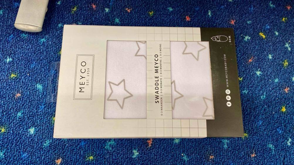 Ein originalverpackter Pucksack im Test von oben auf einem blauen Teppich.