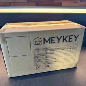 Der Karton des Meykey-Fleischwolf steht auf einer Arbeitsplatte