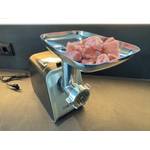 Fleisch liegt in der Wanne des Meykey-Fleischwolf