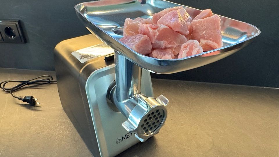 Fleisch liegt in der Wanne des Meykey-Fleischwolf