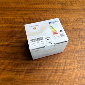 Der Karton vom Mhazdze-LED-Sternenhimmel-Projektor steht auf einem Tisch.