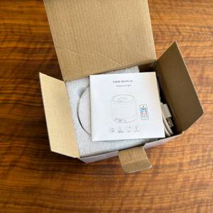 Der geöffnete Karton vom Mhazdze-LED-Sternenhimmel-Projektor von oben.