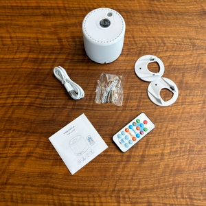 Der Lieferumfang vom Mhazdze-LED-Sternenhimmel-Projektor liegt auf einem Tisch.